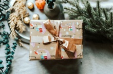 Δώρο με χριστουγεννιάτικο αμπαλάζ στο χέρια ατόμου