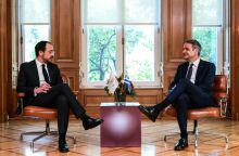 O Κυριάκος Μητσοτάκης και ο Νίκος Χριστοδουλίδης συζητούν στο Μέγαρο Μαξίμου