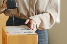 Η ΕΕ θεσπίζει δασμό 3€ σε μικρά δέματα κάτω των 150€ από το 2026, για να περιορίσει αθέμιτο ανταγωνισμό, απάτη και κινδύνους για τους καταναλωτές.