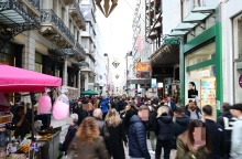 Πολίτες στην Ερμού ημέρα που τα καταστήματα είναι ανοιχτά 