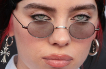 Μπίλι Άιλις: Η Αμερικανίδα τραγουδίστρια ζητά μεταρρύθμιση στην οπλοκατοχή μετά τις μαζικές επιθέσεις σε ΗΠΑ και Αυστραλία