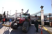 Τρακτέρ αποκλείει την είσοδο του Λιμανιού Θεσσαλονίκης