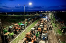  Αγρότες με τρακτέρ τους στη Νίκαια της Λάρισας