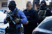 Αστυνομικοί προσαγάγουν κατηγορούμενο στα δικαστήρια Πειραιά