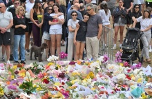 Λουλούδια και σημειώματα στο σημείο της τρομοκρατικής επίθεσης στην παραλία Μπόνταϊ του Σίδνεϊ