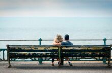 Συντάξεις, επιδόματα και δώρα πριν από τα Χριστούγεννα: Πότε μπαίνουν τα χρήματα