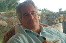 Θύματα του Τζέφρι Έπσταϊν καταγγέλλουν το υπουργείο Δικαιοσύνης των ΗΠΑ για μερική δημοσιοποίηση φακέλων, ζητώντας πλήρη διαφάνεια και λογοδοσία.