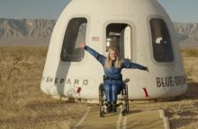 Η Γερμανίδα μηχανικός Μικαέλα Μπέντχαους πραγματοποίησε ιστορική πτήση με τη Blue Origin - Έγινε η πρώτη χρήστρια αναπηρικού αμαξιδίου που ταξιδεύει στο διάστημα