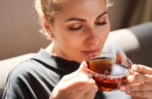 Νέα μελέτη δείχνει ότι το τσάι μπορεί να προστατεύει τα οστά περισσότερο από τον καφέ, ειδικά στις γυναίκες μεγαλύτερης ηλικίας.