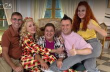 Η πεντάδα του «Παρά Πέντε» ποζάρει ξανά μαζί μετά από 20 χρόνια, όπως τότε