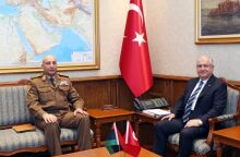 O αρχηγός του γενικού επιτελείου του στρατού της Λιβύης στα αριστερά