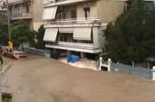 Άλιμος: Μαντρότοιχος κατέρρευσε μέσα σε λίγα λεπτά λόγω της χθεσινής κακοκαιρίας - Ακόμα βγάζουν νερά