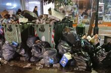 Θεσσαλονίκη: Οι δρόμοι γέμισαν σκουπίδια μετά τη γιορτή για την παραμονή των Χριστουγέννων