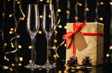 Δώρο και σαμπάνια με δύο ποτήρια