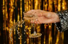 5 αφρώδη κρασιά και 5 εύκολα wine cocktails για ένα κεφάτο ρεβεγιόν