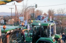 Αγρότες στον δρόμο Λάρισας - Βόλου