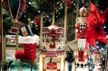 Βιτρίνα καταστήματος με χριστουγεννιάτικα