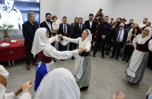 Στη Χαριλάου Τρικούπη άκουσε τα κάλαντα ο Νίκος Ανδρουλάκης - Η ευχή του για το 2026