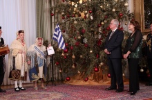 Τα κάλαντα της Πρωτοχρονιάς στον Κωνσταντίνο Τασούλα από την μπάντα των Ενόπλων Δυνάμεων και συλλόγους