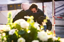 Άτομα που κλαίνε αγκαλιασμένα για την τραγωδία στο Κραν Μοντανά στην Ελβετία