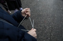 Παιδί που λέει τα κάλαντα με τρίγωνο στο χέρι