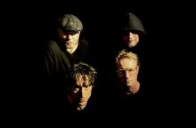 Οι Decius του Lias Saoudi φέρνουν στη Θεσσαλονίκη ένα μοναδικό κράμα acid house και πανκ ενέργειας - Τι περιμένουμε από το live στις 9 Ιανουαρίου στο Soul SKG