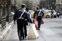 Τροχονόμοι κλείνουν δρόμο