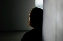 Γυναίκα με την πλάτη στον φακό