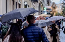 Πολίτες με ομπρέλες στην Αθήνα