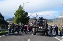 Αγρότες κλείνουν δρόμους