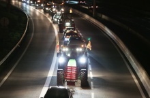 Αγρότες με τα τρακτέρ τους στο Παρίσι