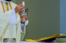 Καθολικός Ιερέας ετοιμάζει τη Θεία Κοινωνία