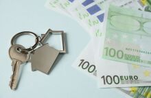 Δάνεια. Ένα ζευγάρι κλειδιά με χρήματα