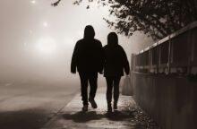 Στην Πόλη που Ξημερώνει: Ο Γιάννης και η Μαίρη. Νύχτα, Πόλη, Σιωπή