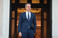 Ο πρωθυπουργός Κυριάκος Μητσοτάκης έξω από το Μέγαρο Μαξίμου