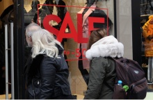 Άτομα μπροστά από βιτρίνα καταστήματος