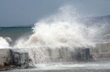 Κύματα σκάνε πάνω σε λιμενοβραχίονα