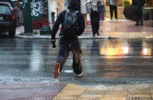 Άτομο εν μέσω καταιγίδας στην Αθήνα