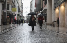 Πολίτες με ομπρέλες στην Ερμού