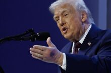 Ο Ντόναλντ Τραμπ απέδωσε τη νέα μελανιά στο χέρι του σε χτύπημα σε τραπέζι στο Νταβός - Ο Λευκός Οίκος επιβεβαιώνει το περιστατικό.