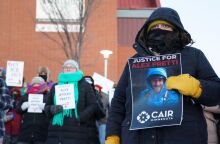 Βίντεο αποκαλύπτει ότι ο Άλεξ Πρέτι κρατούσε κινητό, όχι όπλο, όταν σκοτώθηκε από ομοσπονδιακούς στη Μινεάπολη, διαψεύδοντας τον Τραμπ.