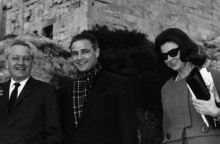 Ο Marlon Brando στην Αθήνα το 1965: Ο αμερικανός σταρ του κινηματογράφου επισκέπτεται την Ακρόπολη με τον εξόριστο τότε σκηνοθέτη του Hollywood Jules Dassin. Πίσω τους τα Προπύλαια της Ακρόπολης / (Photo by Keystone/Getty Images)