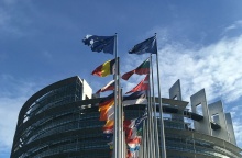 Σημαίες μελών της Ευρωπαϊκής Ένωσης έξω από το Ευρωκοινοβούλιο στο Στρασβούργο