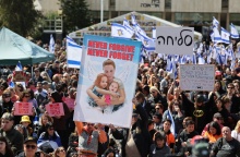 Χιλιάδες πολίτες στους δρόμους από όπου πέρασε η πομπή 