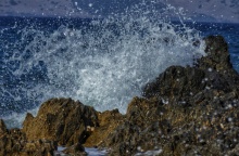 Κύμα σκάει στον βράχο