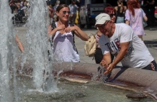 Πολίτες δροσίζονται σε σιντριβάνι