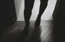 Πόδια γυναίκας που φορά τακούνια στο ημίφως