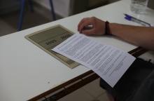 Υποψήφιος κρατά τα θέματα των Πανελληνίων 2025