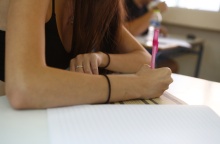 Υποψήφια των Πανελληνίων 2025 γράφει στο τετράδιο εξετάσεων