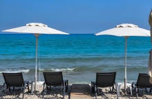 Ξαπλώστες σε ακτή